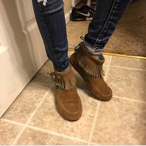 Size 7 Sanuk fringe booties